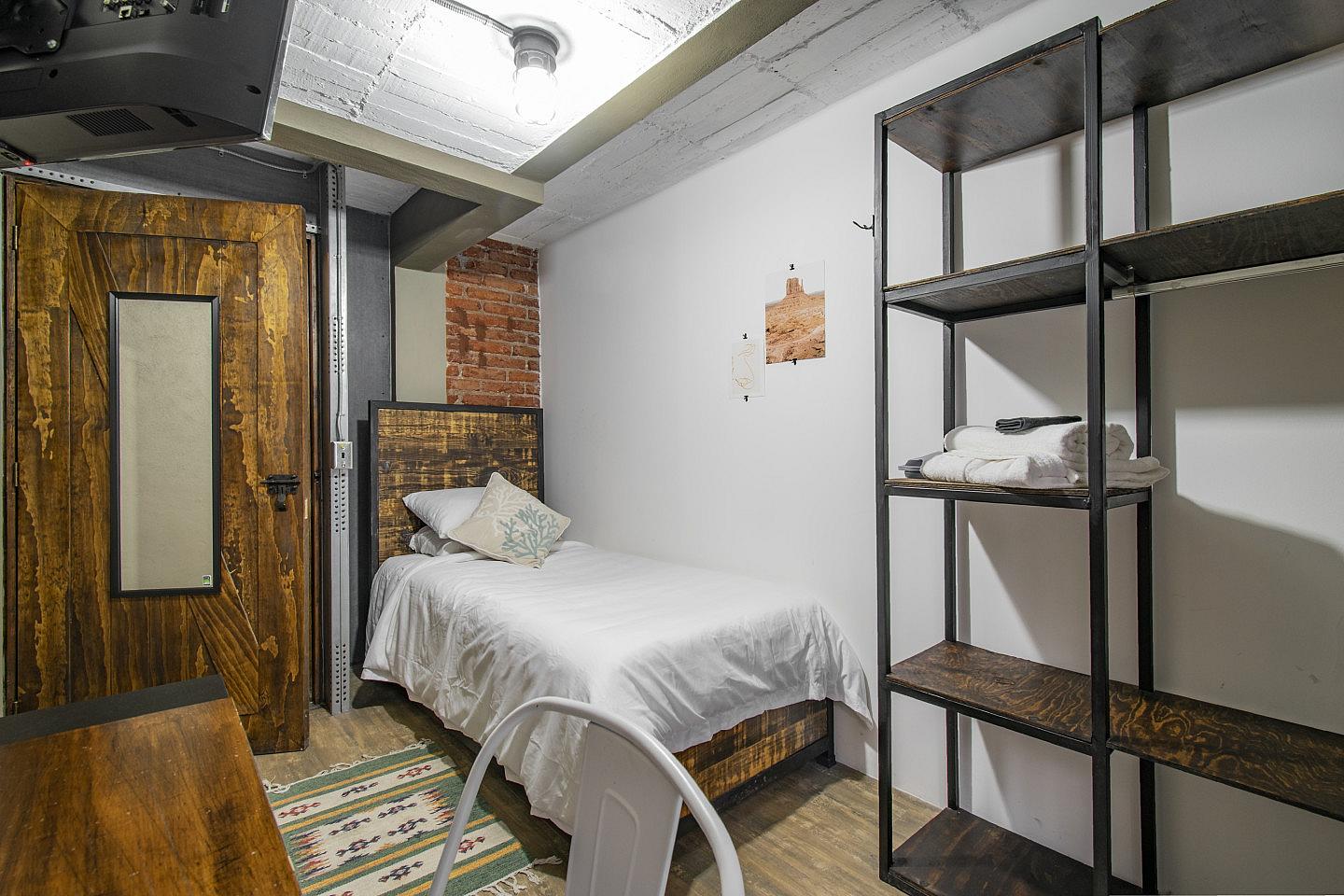  Private Deluxe Single Room  -  Industrial Designed Building w/ Coworking + Rooftop Deck  - Gallery -  22