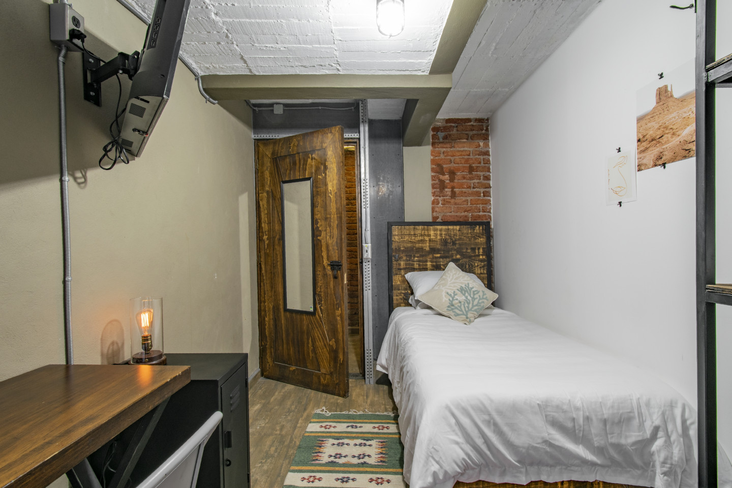  Private Deluxe Single Room  -  Industrial Designed Building w/ Coworking + Rooftop Deck  - Gallery -  10