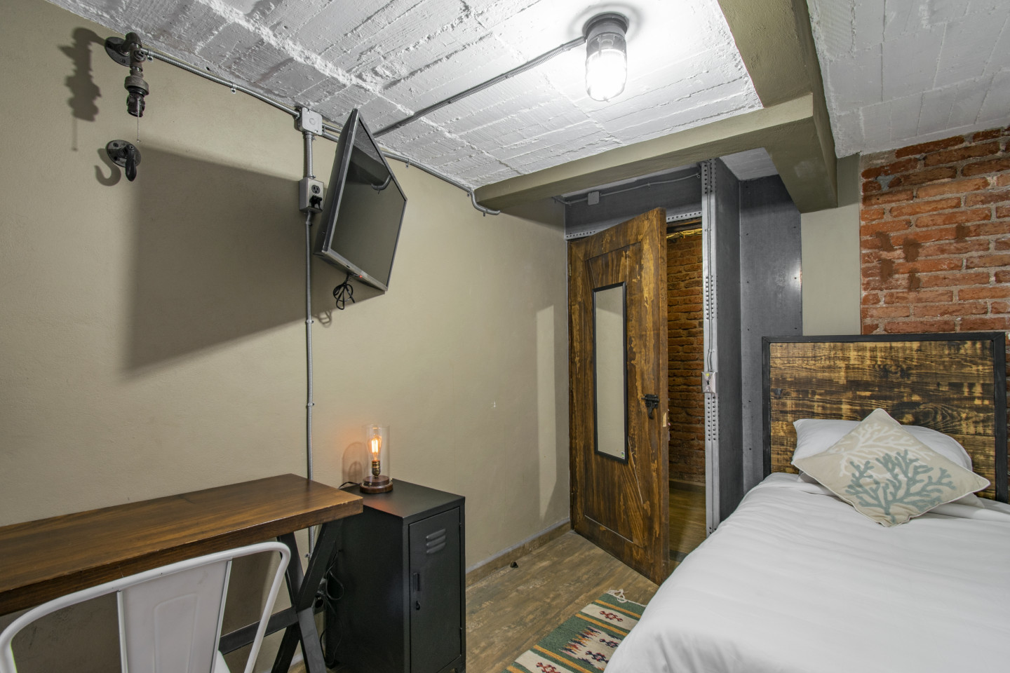  Private Deluxe Single Room  -  Industrial Designed Building w/ Coworking + Rooftop Deck  - Gallery -  12