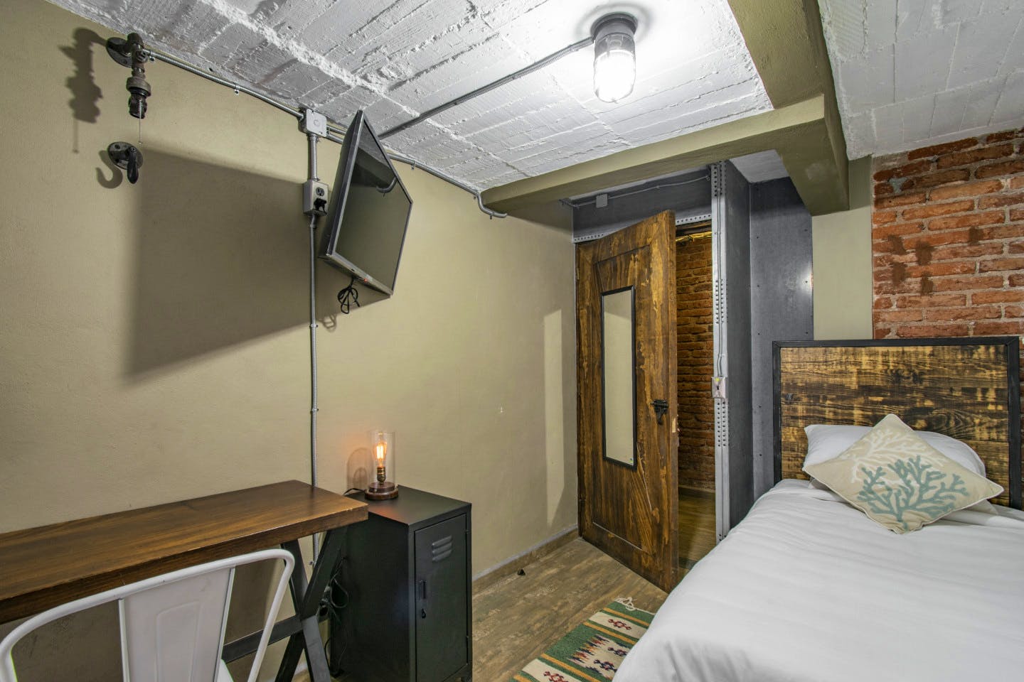  Private Deluxe Single Room  -  Industrial Designed Building w/ Coworking + Rooftop Deck  - Gallery -  3