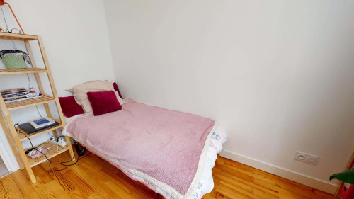 Room in Rue François Bruneau, Nantes for 60 m² with 3 bedrooms