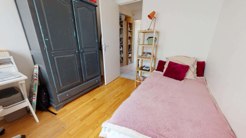 Room in Rue François Bruneau, Nantes for 60 m² with 3 bedrooms