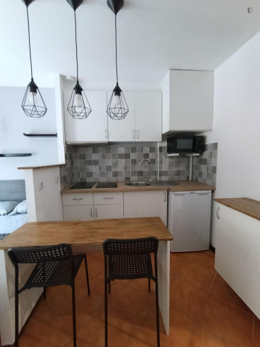Bright Studio with a balcony close to Institute of Accounting and Administration - Gallery - 7