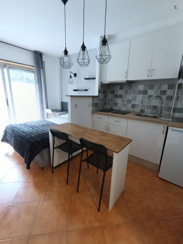 Bright Studio with a balcony close to Institute of Accounting and Administration - Gallery - 6
