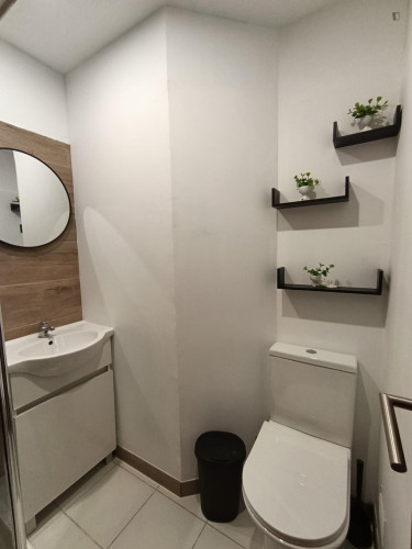 Bright Studio with a balcony close to Institute of Accounting and Administration - Gallery - 10