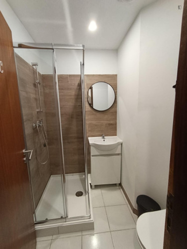Bright Studio with a balcony close to Institute of Accounting and Administration - Gallery - 9