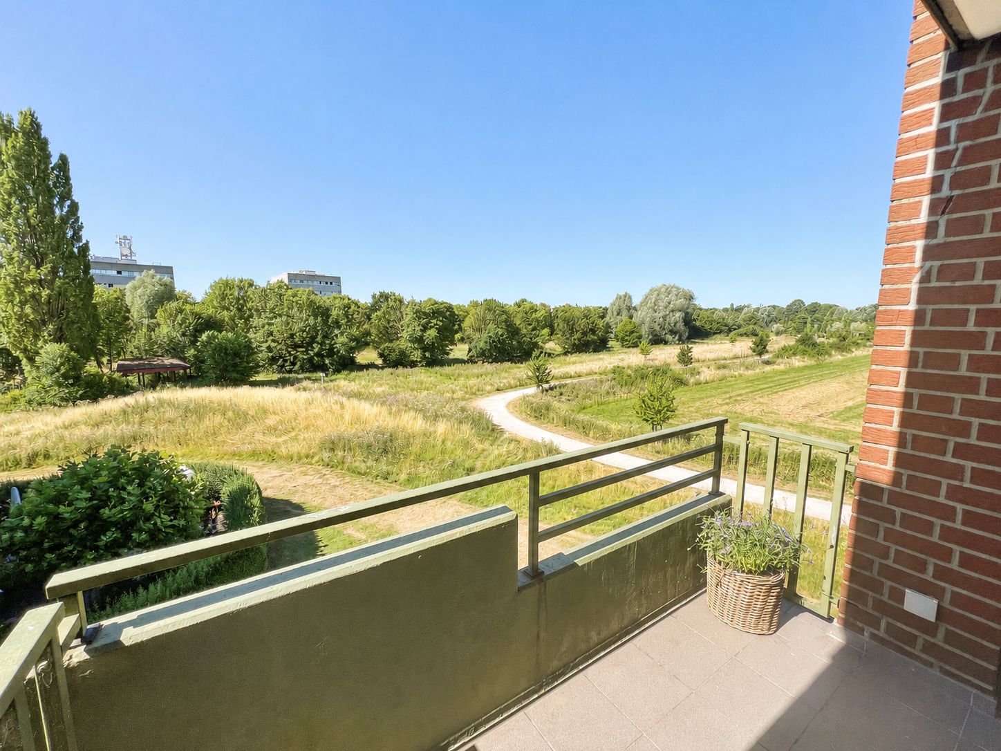 Quiet Apartment With Green Views - 13