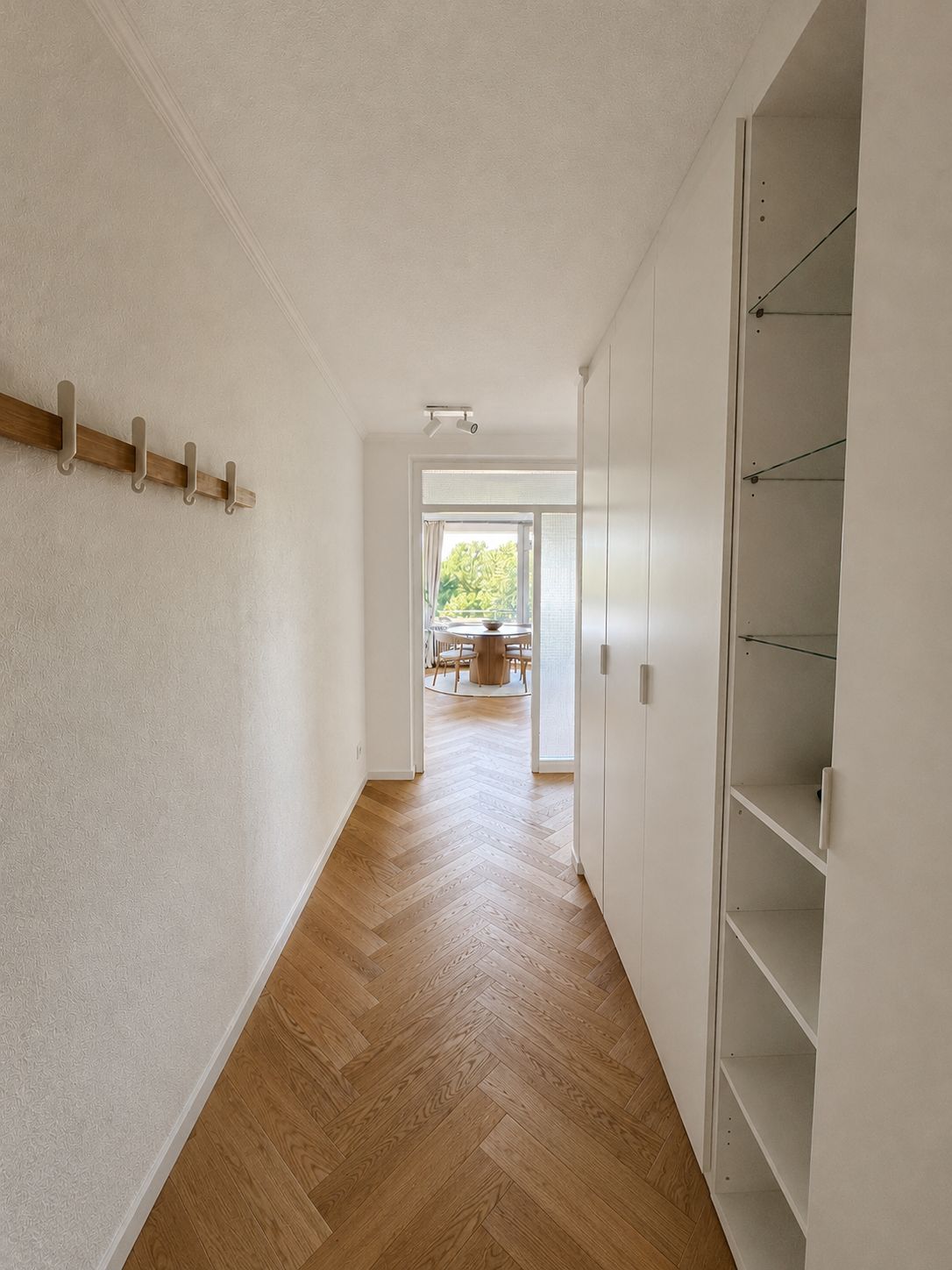 Quiet Apartment With Green Views - 8