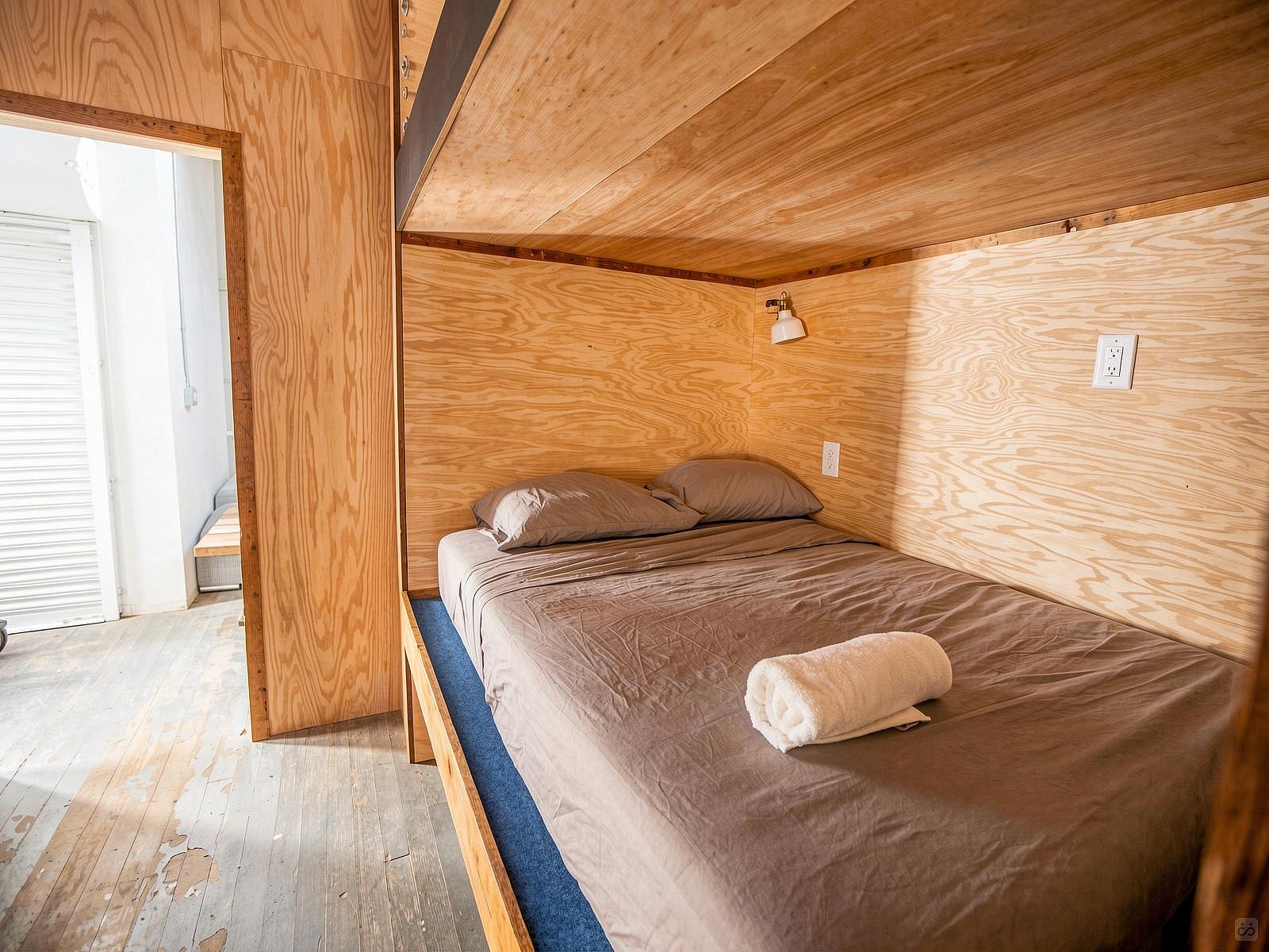 Bed In A 20-Bed Mixed Gender Room - 8