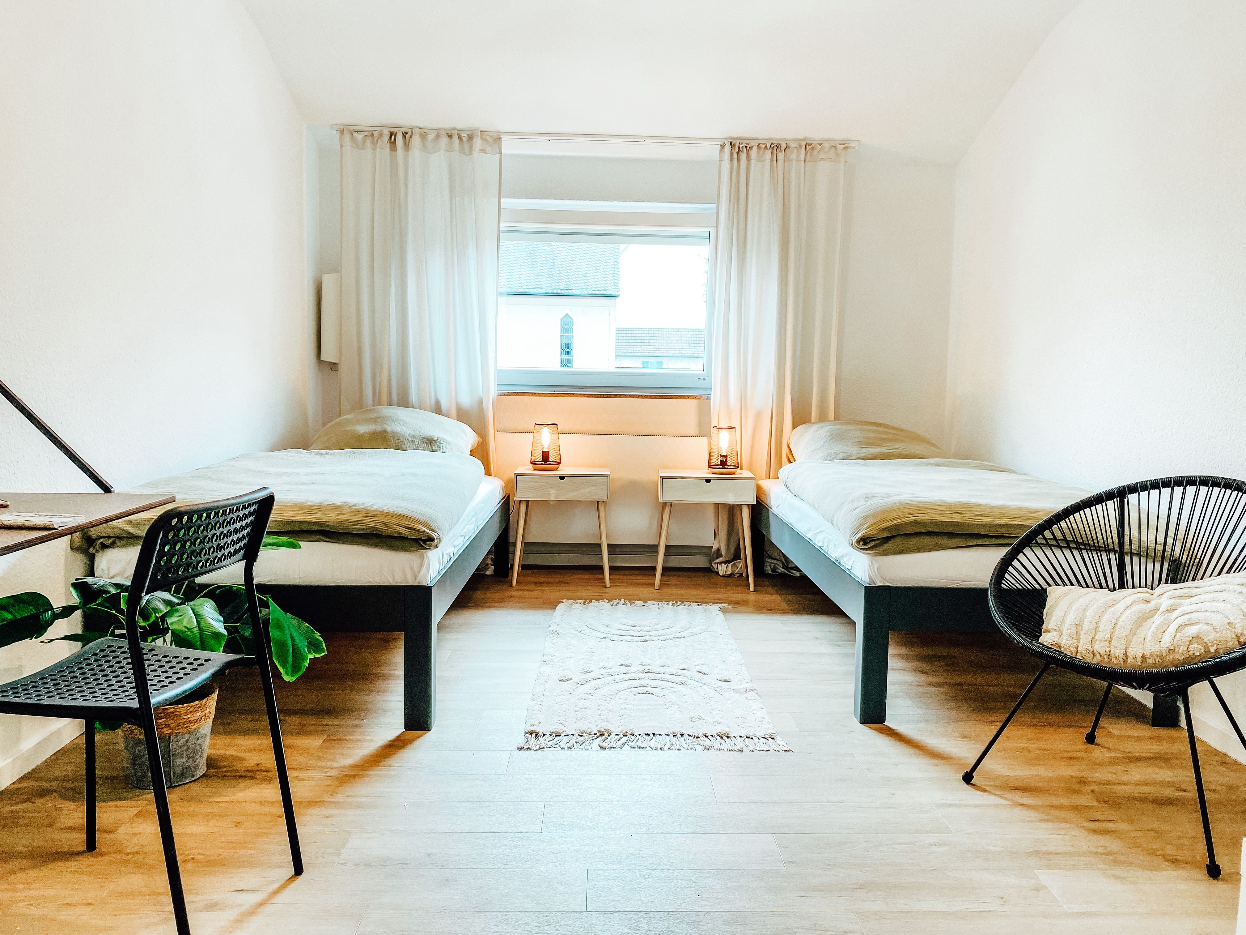 Feels Like Home - Bright, Furnished Apartment Near The Airport. - 15