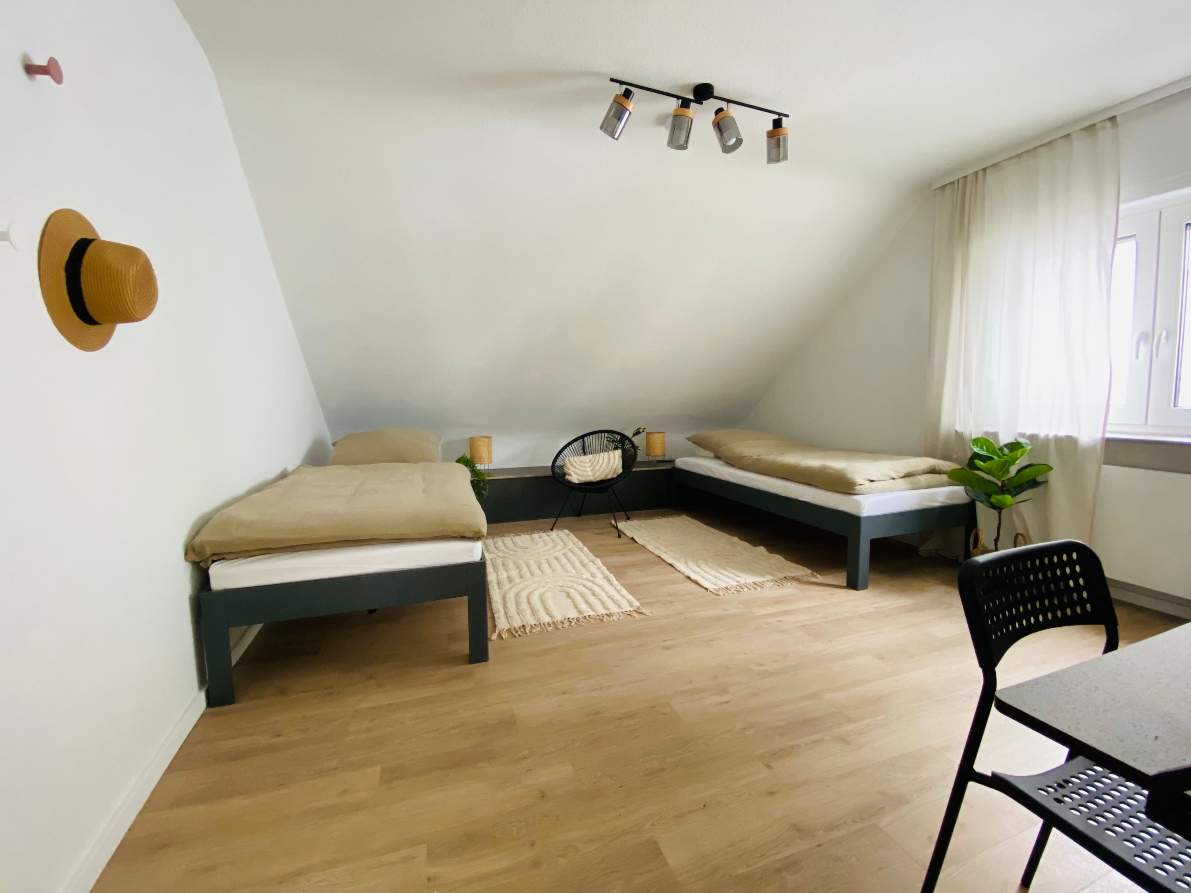 Feels Like Home - Bright, Furnished Apartment Near The Airport. - 11