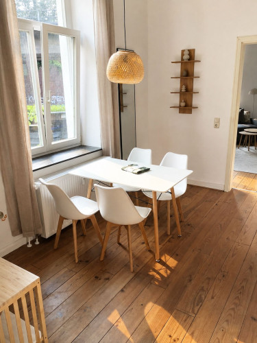 Stylish City Apartment with Designer Furniture & High Ceilings – Near Aachen City Center