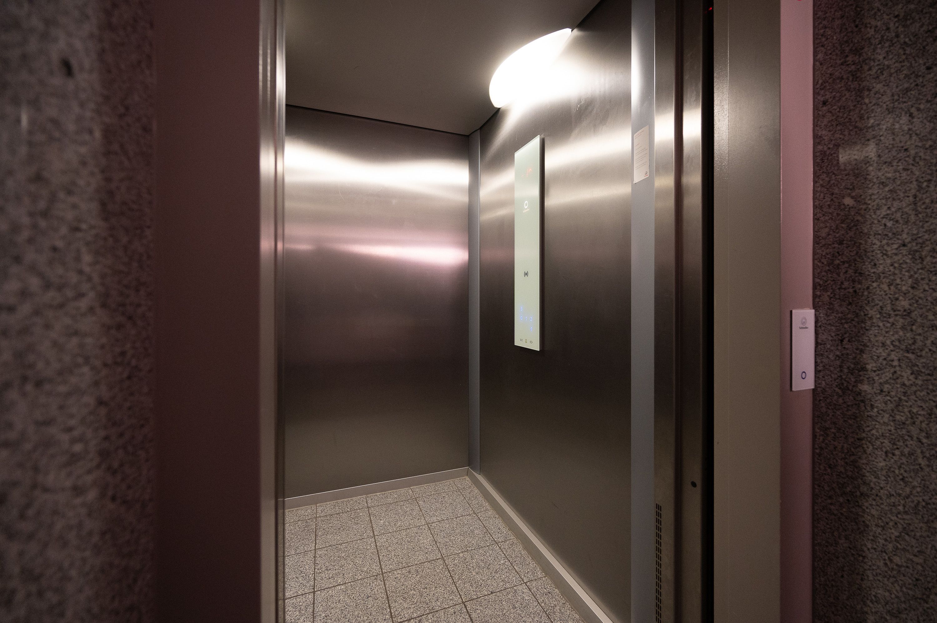 Chic 2-Room Apartment With Upscale Amenities In Serene Green Setting - Ideal For Business - Close To - 1