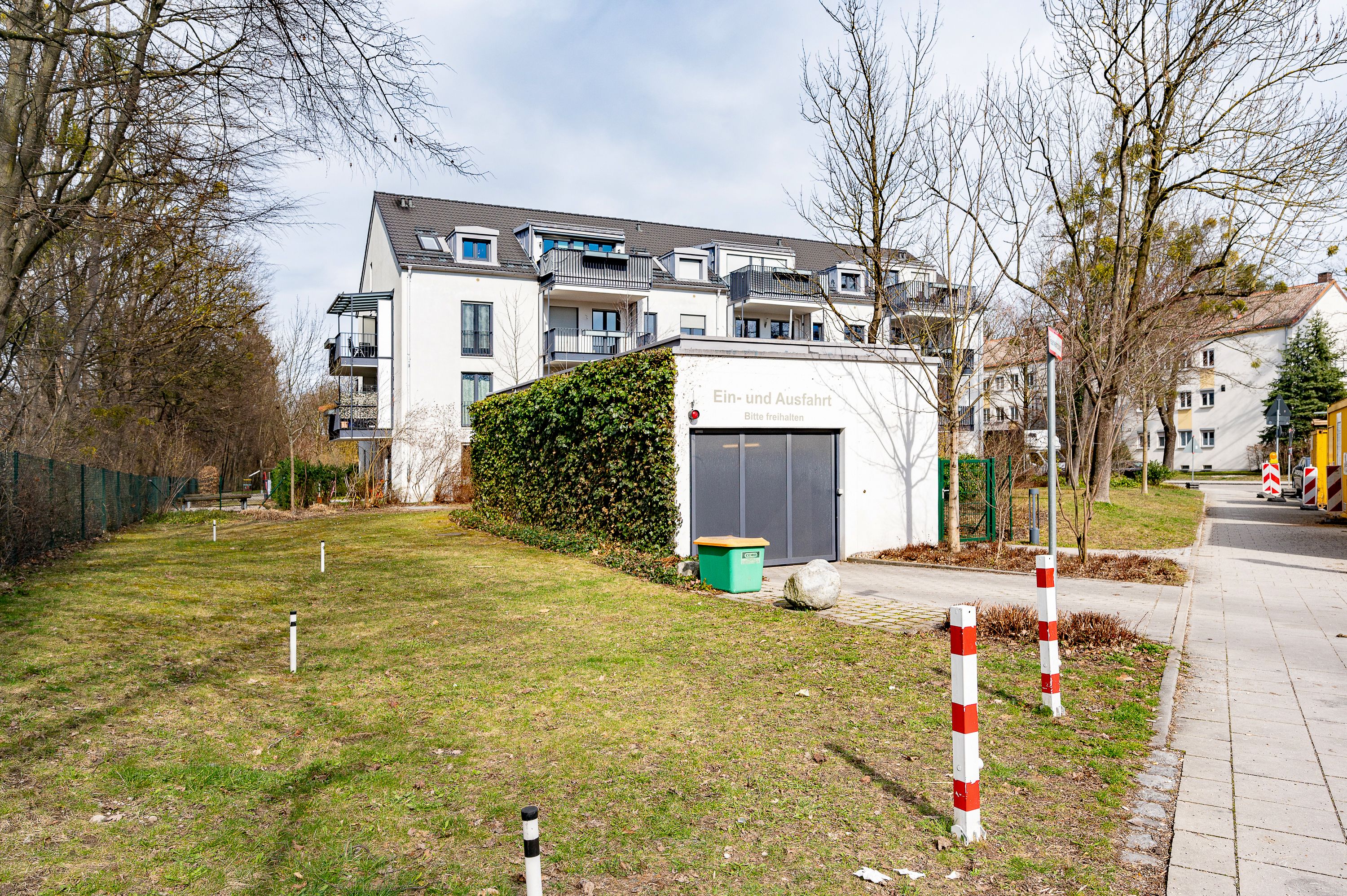 Chic 2-Room Apartment With Upscale Amenities In Serene Green Setting - Ideal For Business - Close To - 4