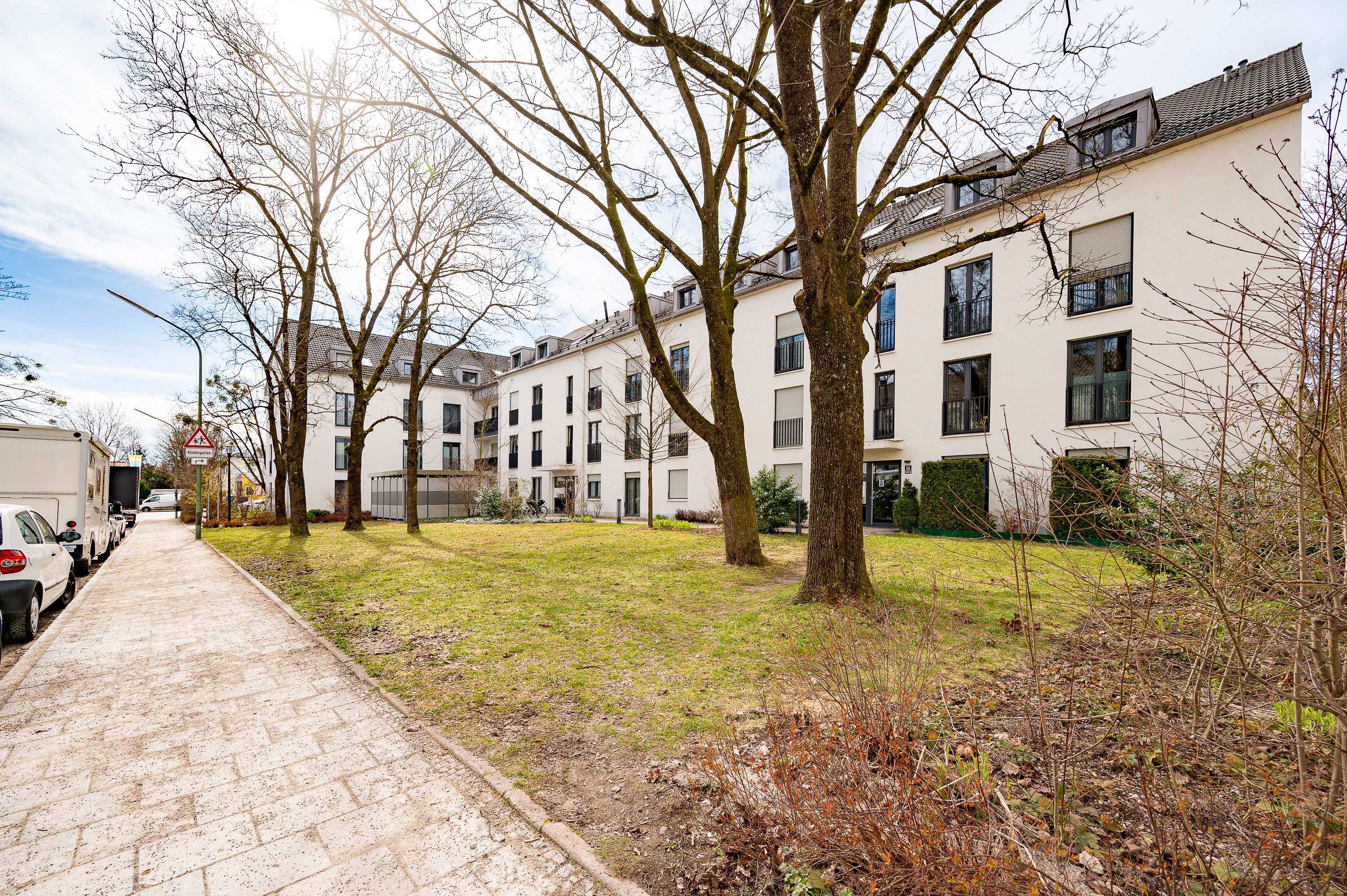 Chic 2-Room Apartment With Upscale Amenities In Serene Green Setting - Ideal For Business - Close To - 5