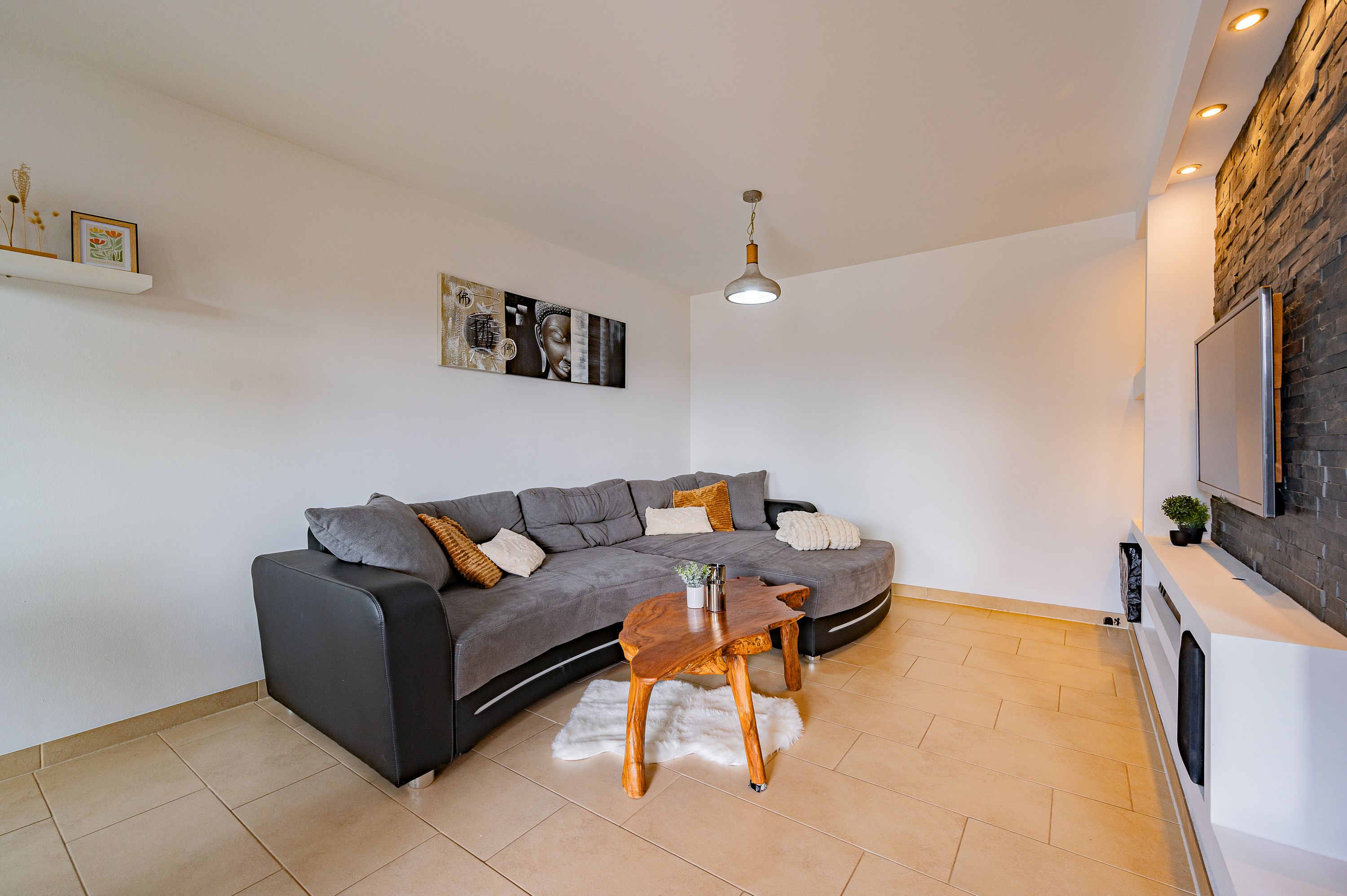 Chic 2-Room Apartment With Upscale Amenities In Serene Green Setting - Ideal For Business - Close To - 20