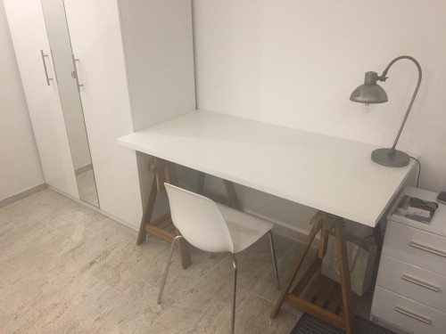 Pretty, quiet flat with balcony in popular central neighbourhood Flingern
