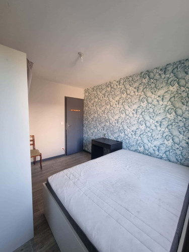 Room in Impasse du Tonneau, Bobigny for 180 m² with 8 bedrooms