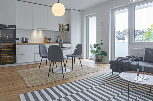 Beautiful 3-room apartment in Düsseldorf-Bilk with a large quiet balcony and high-quality fitted kitchen.