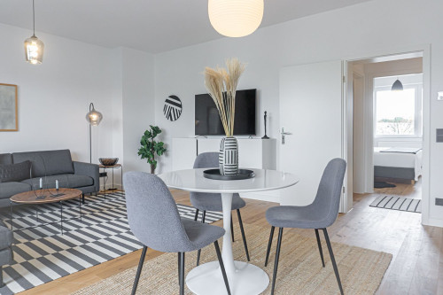 Beautiful 3-room apartment in Düsseldorf-Bilk with a large quiet balcony and high-quality fitted kitchen.