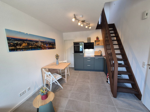 Quiet temporary home on 2 levels (Dogs welcome)