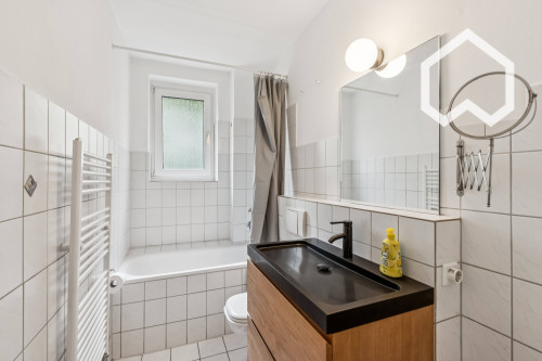 Tastefully furnished 2-room apartment with balcony near city center - Gallery - 11