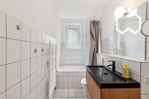 Tastefully furnished 2-room apartment with balcony near city center - Gallery - 10