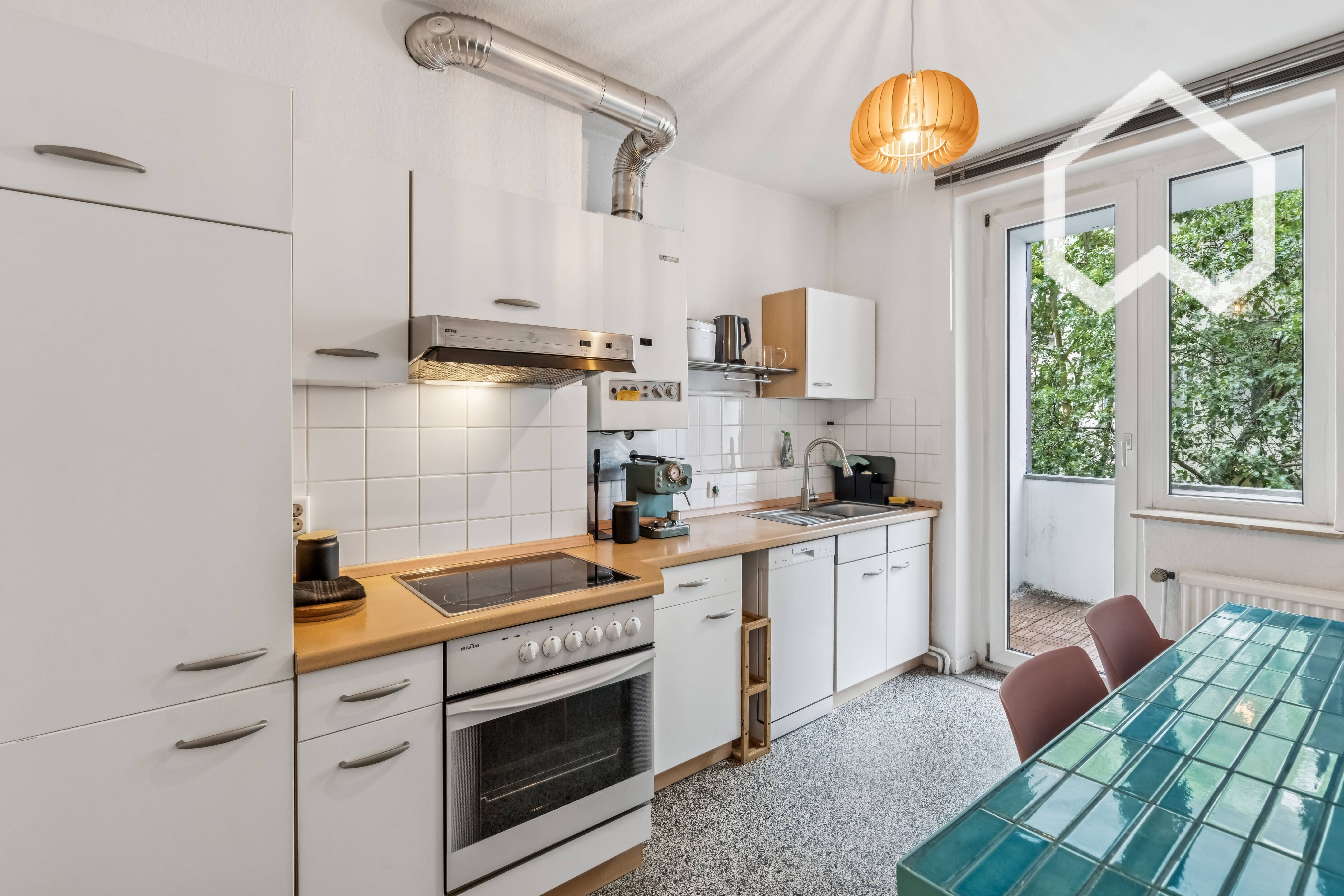 Tastefully Furnished 2-Room Apartment With Balcony Near City Center - 8
