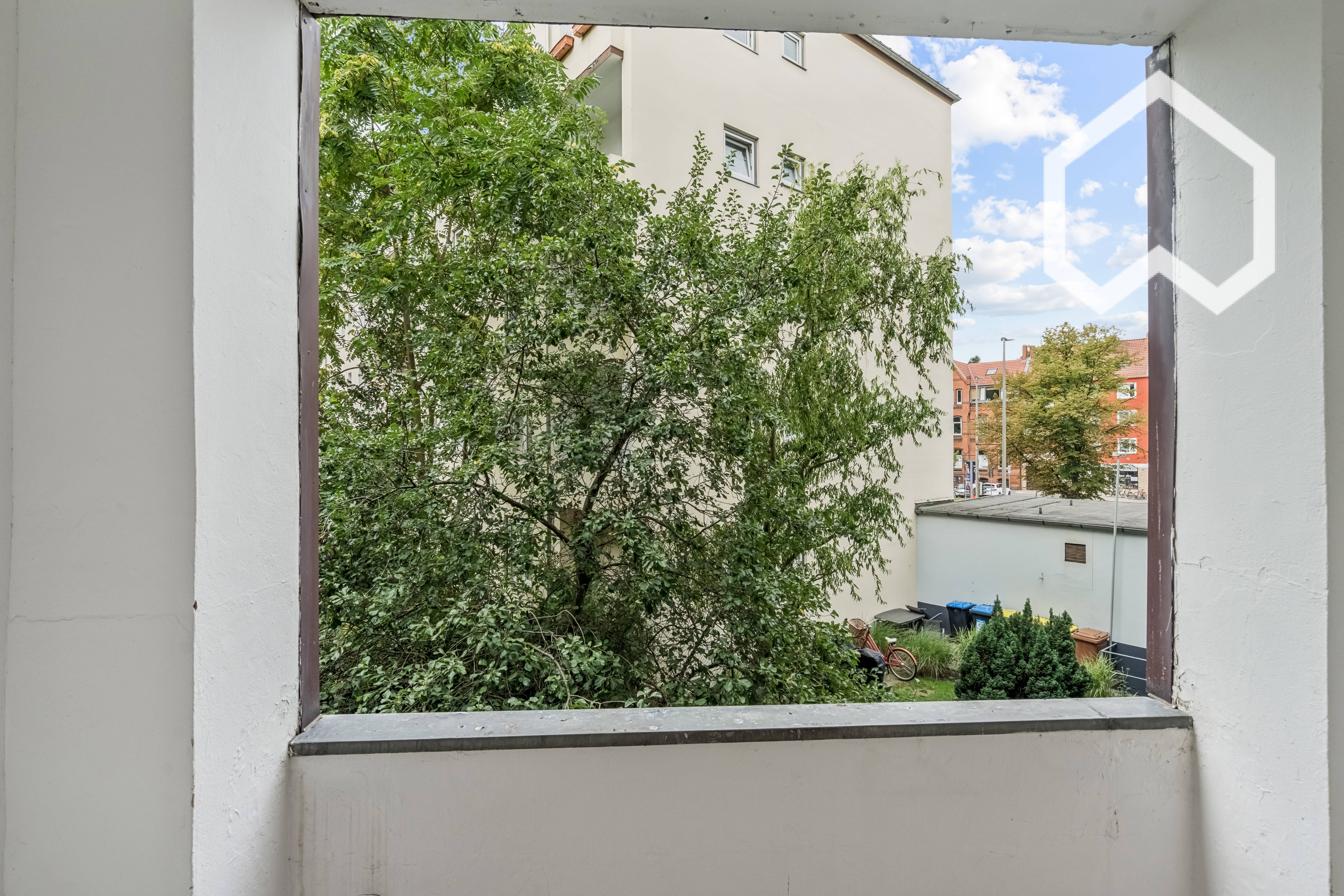 Tastefully Furnished 2-Room Apartment With Balcony Near City Center - 2