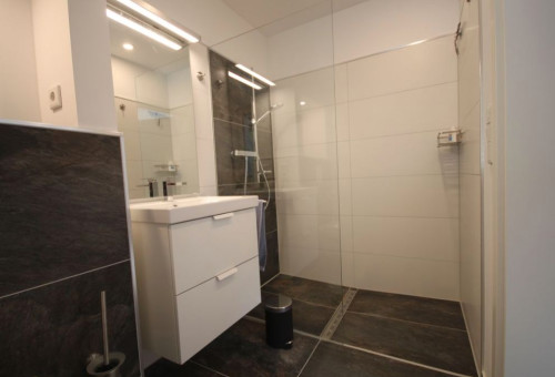 Quiet, new suite in nice area - Gallery - 8