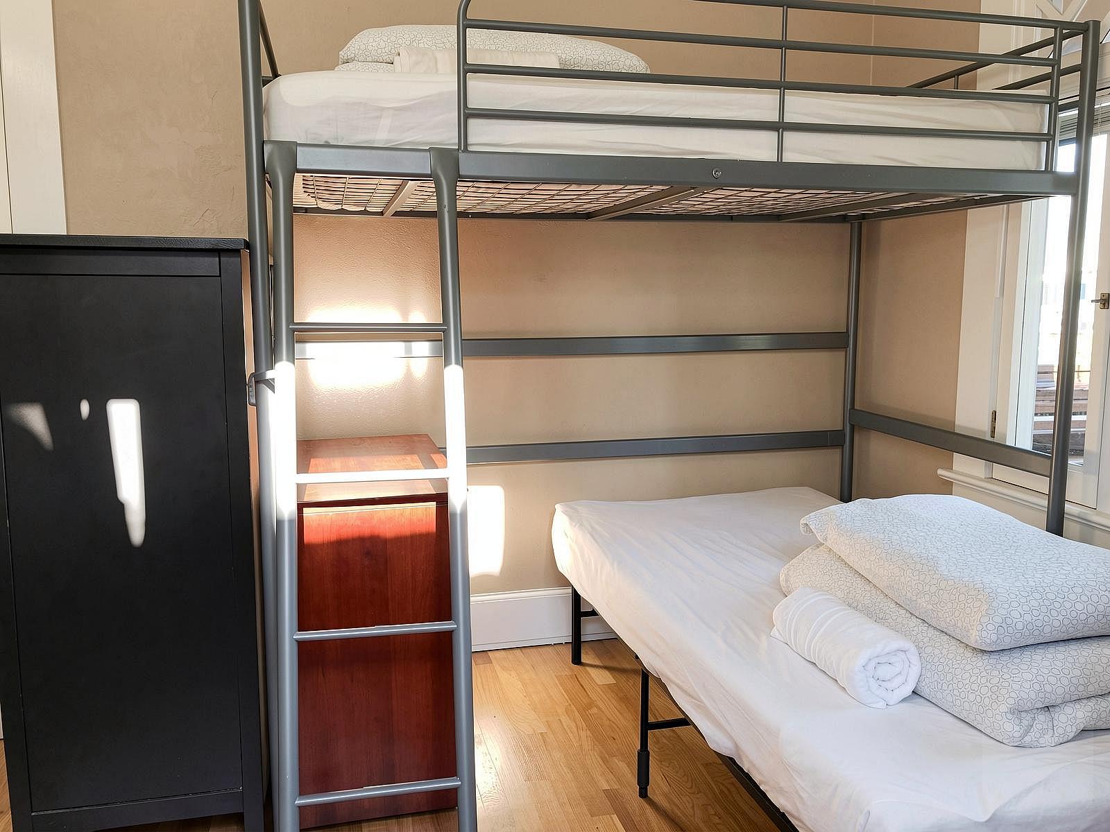 Bed In A 2-Bed Gender Separated Room  -  Big Modern House w/ Backyard  - Gallery -  9