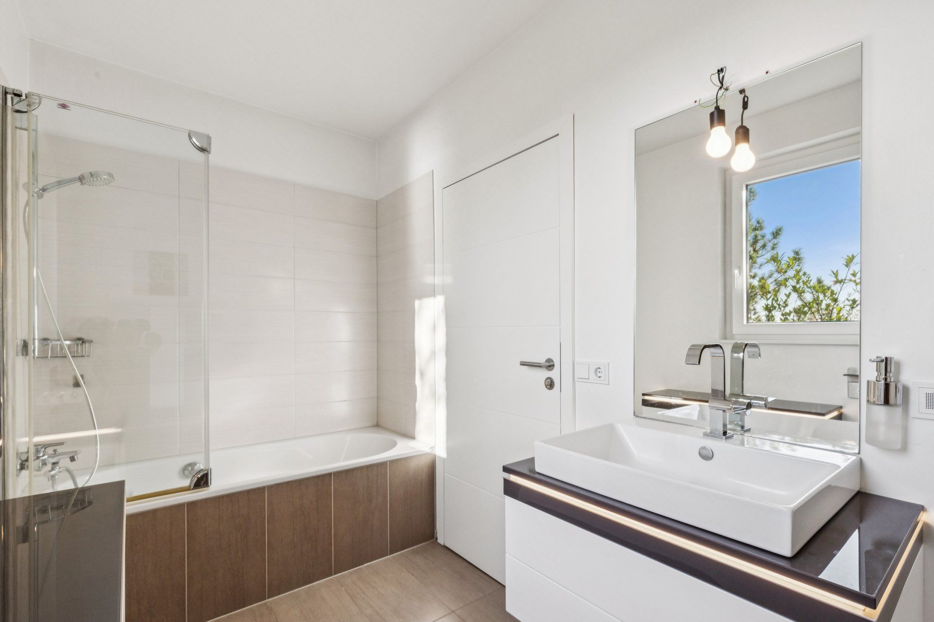 Exclusive Living In A Prime Rhine Location - 1