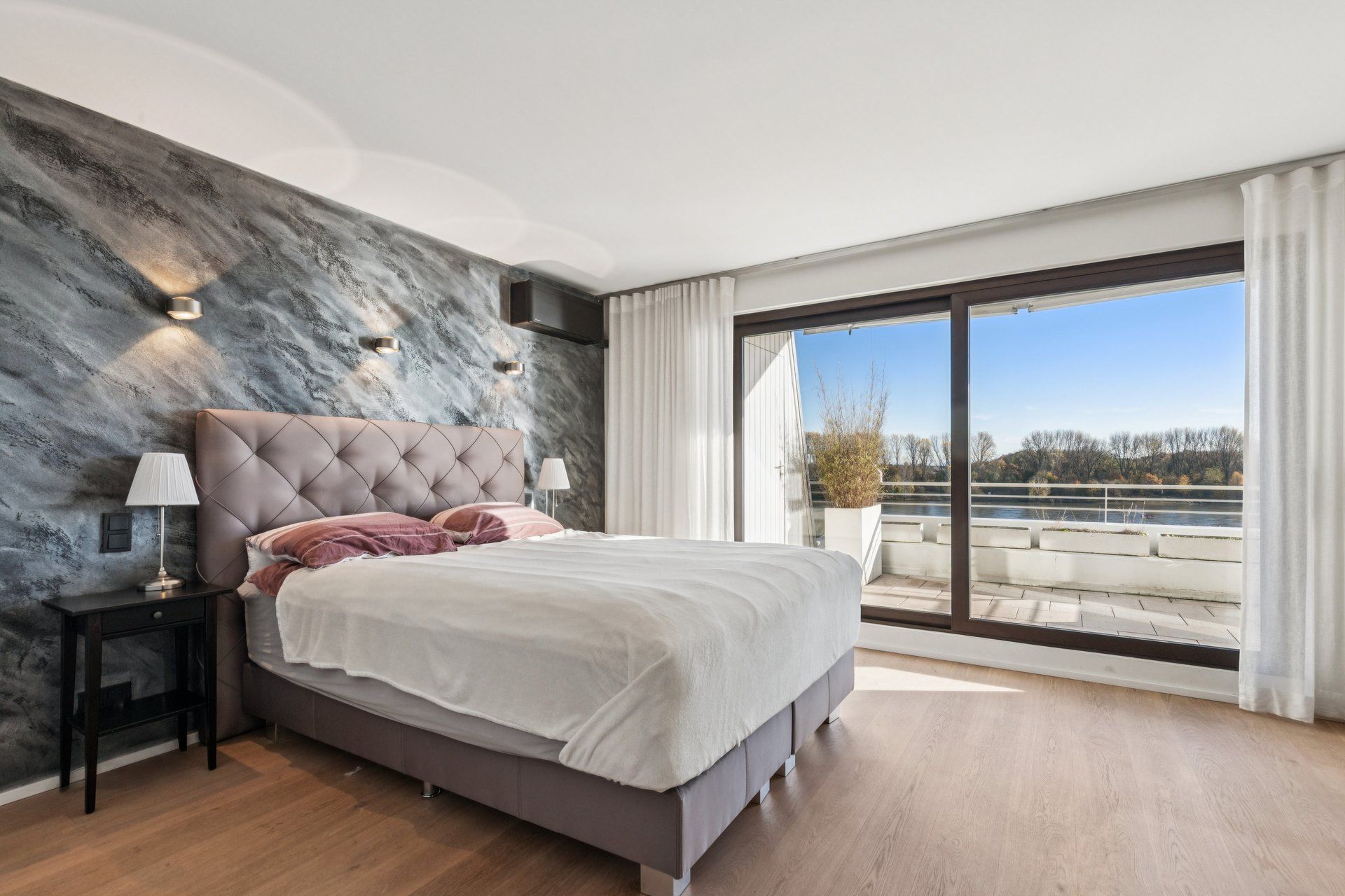 Exclusive Living In A Prime Rhine Location - 5