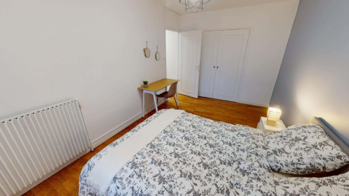 Room in Rue Barral de Montferrat, Grenoble for 84 m² with 6 bedrooms