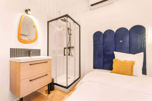Room in Rue Francis de Pressensé, Saint-Fons for 290 m² with 12 bedrooms
