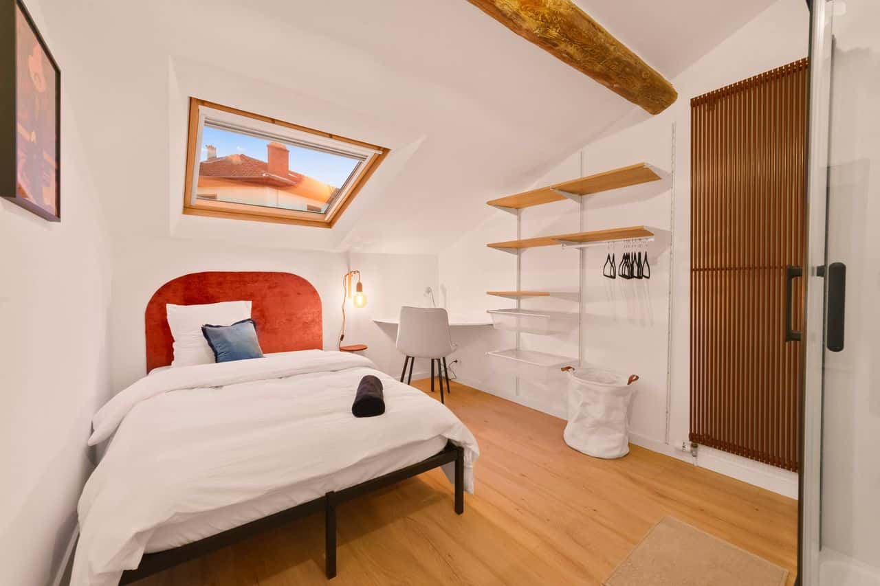 Room In Rue Francis De Pressensé, Saint-Fons For 290 M² With 12 Bedrooms - 1