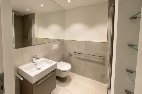 Modern Business Apartment with Private Balcony & Skyline View - Gallery - 7