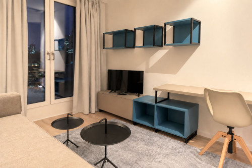 Modern Business Apartment with Private Balcony & Skyline View - Gallery - 2