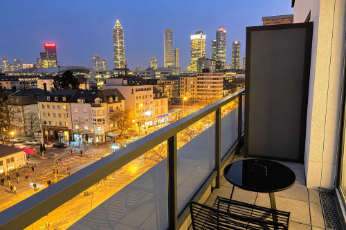 Modern Business Apartment with Private Balcony & Skyline View - Gallery - 4