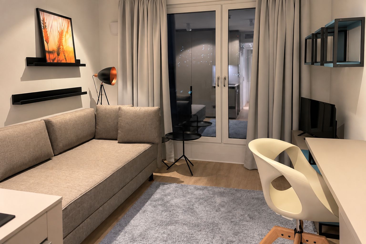 Modern Business Apartment With Private Balcony & Skyline View - 10