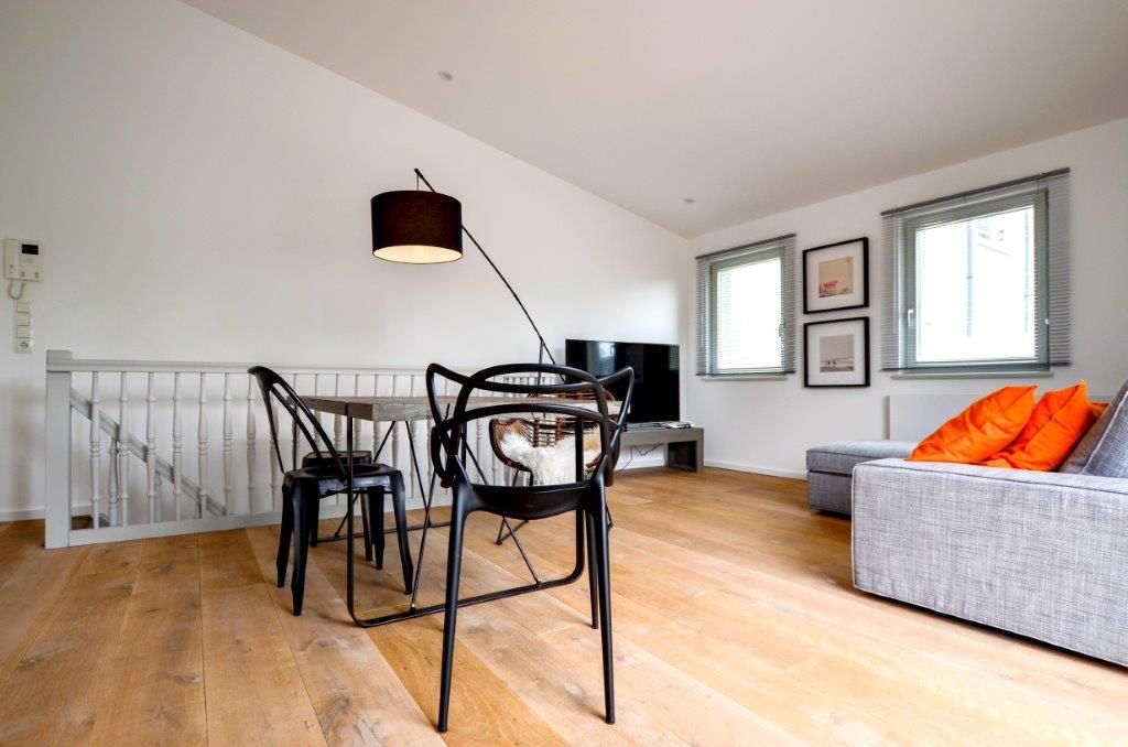 Luxuriously Appointed Period House - 18