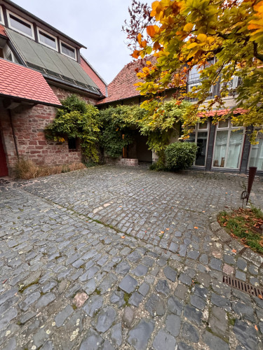 High-End Furnished Loft with Gallery, Private Garden & Carport - Gallery - 4