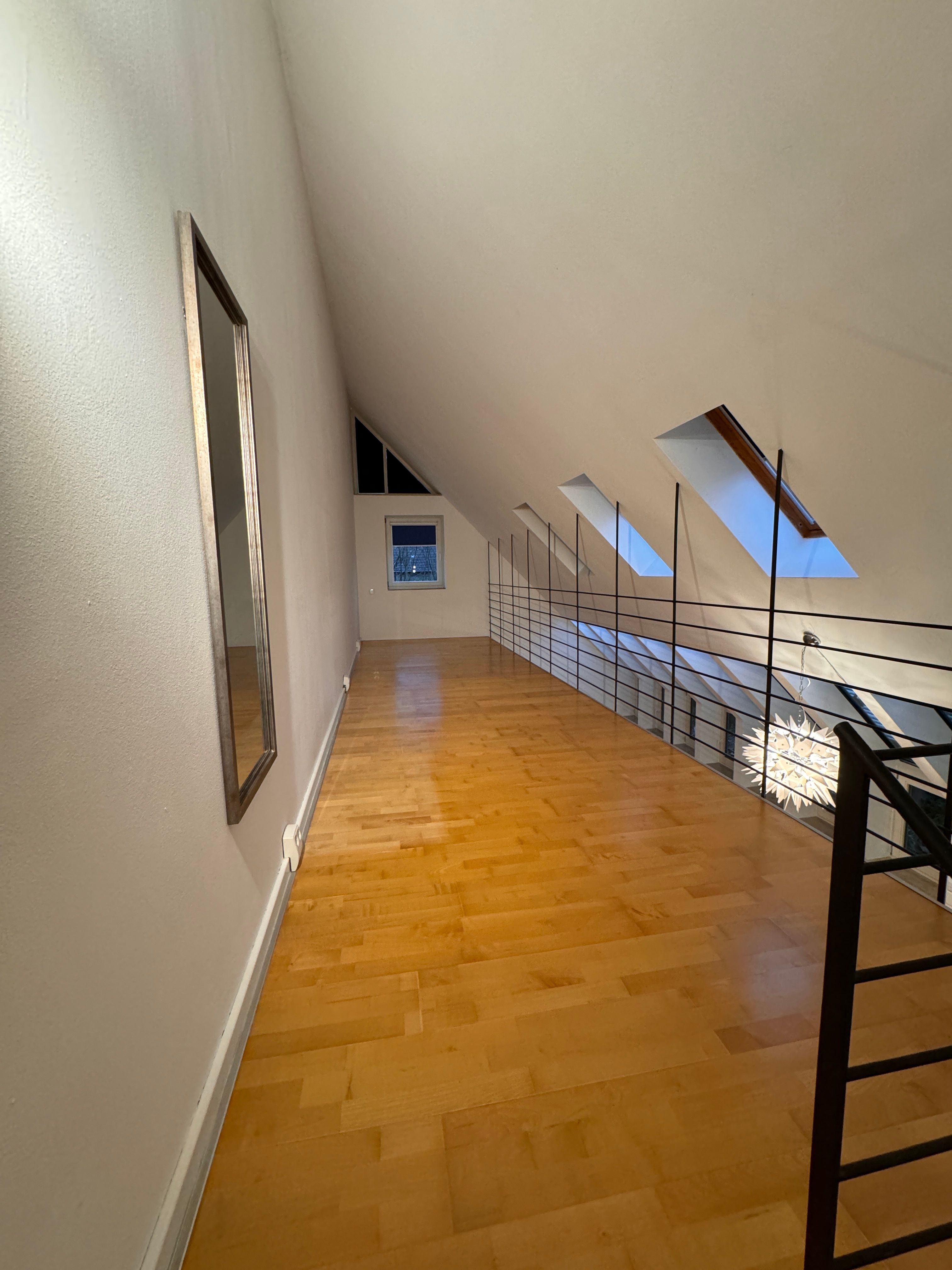 High-End Furnished Loft With Gallery, Private Garden & Carport - 27