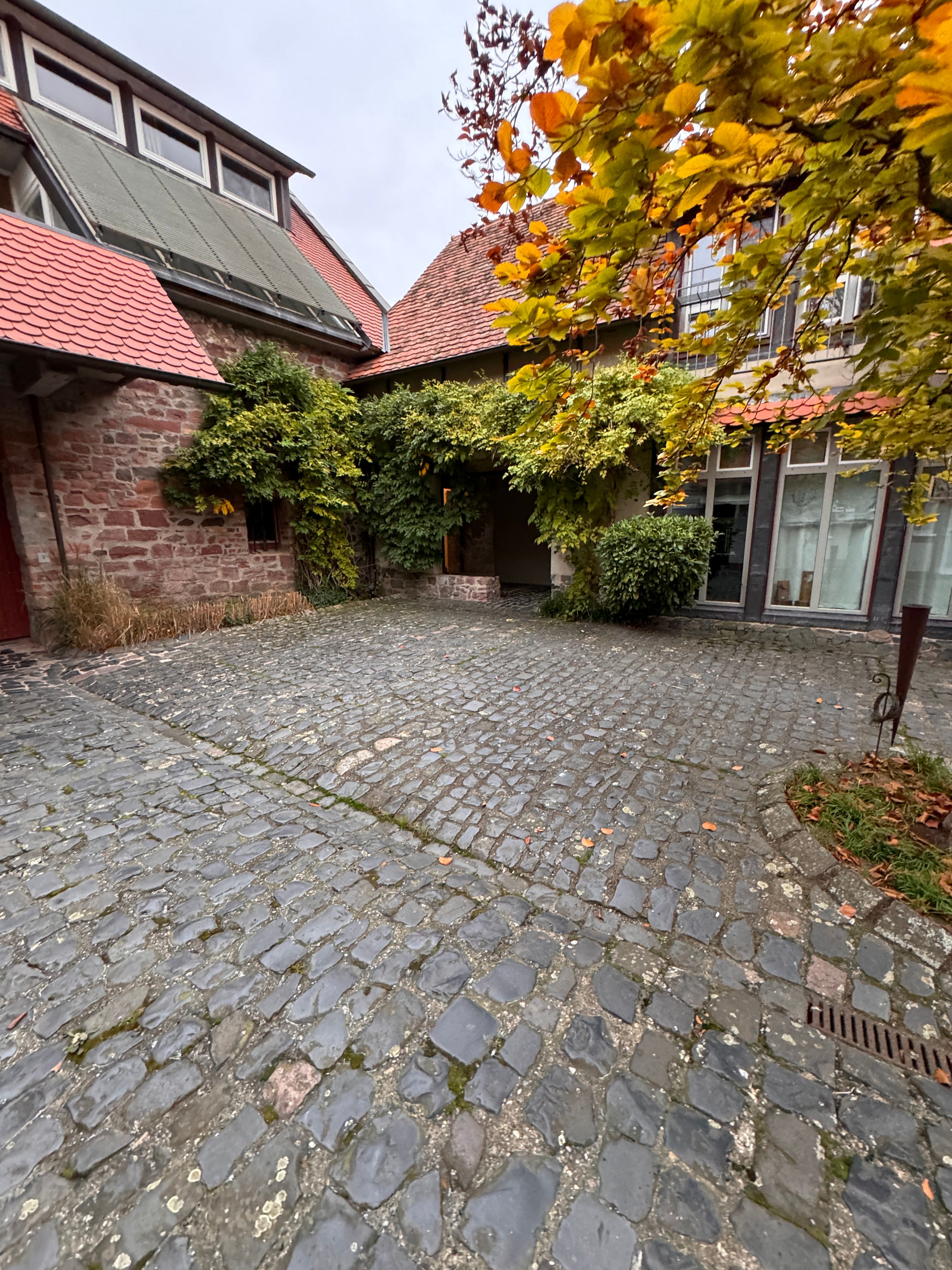 High-End Furnished Loft With Gallery, Private Garden & Carport - 3
