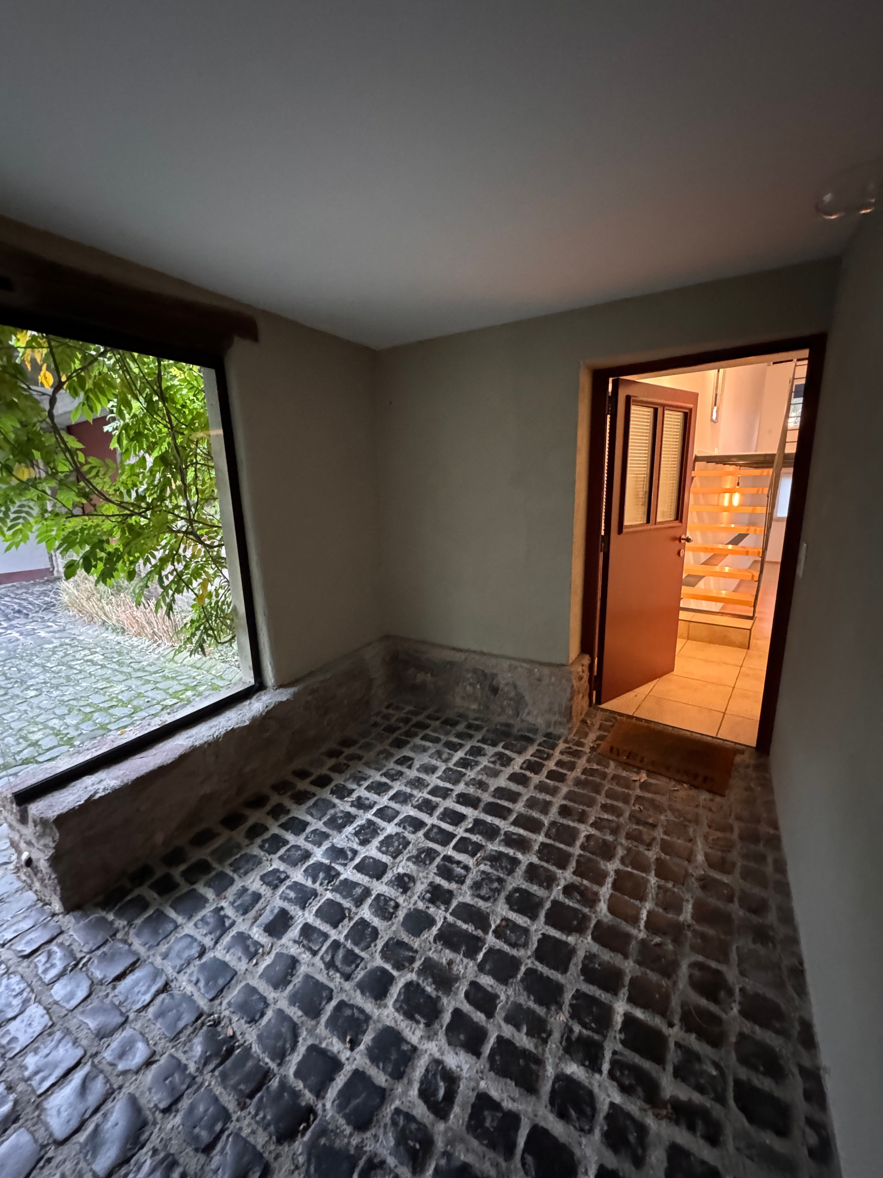 High-End Furnished Loft With Gallery, Private Garden & Carport - 2
