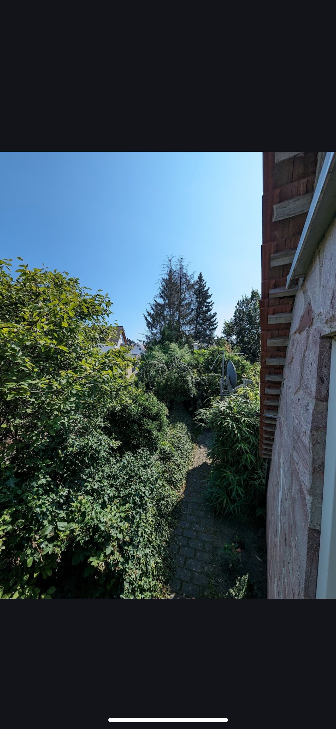 High-End Furnished Loft With Gallery, Private Garden & Carport - 9