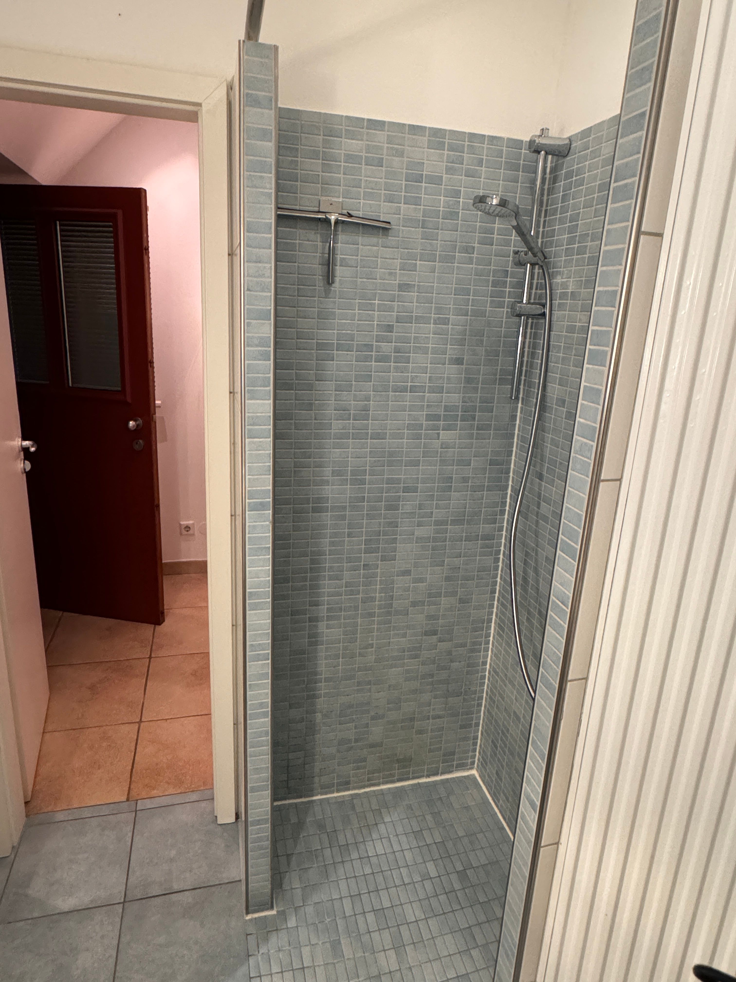 High-End Furnished Loft With Gallery, Private Garden & Carport - 15