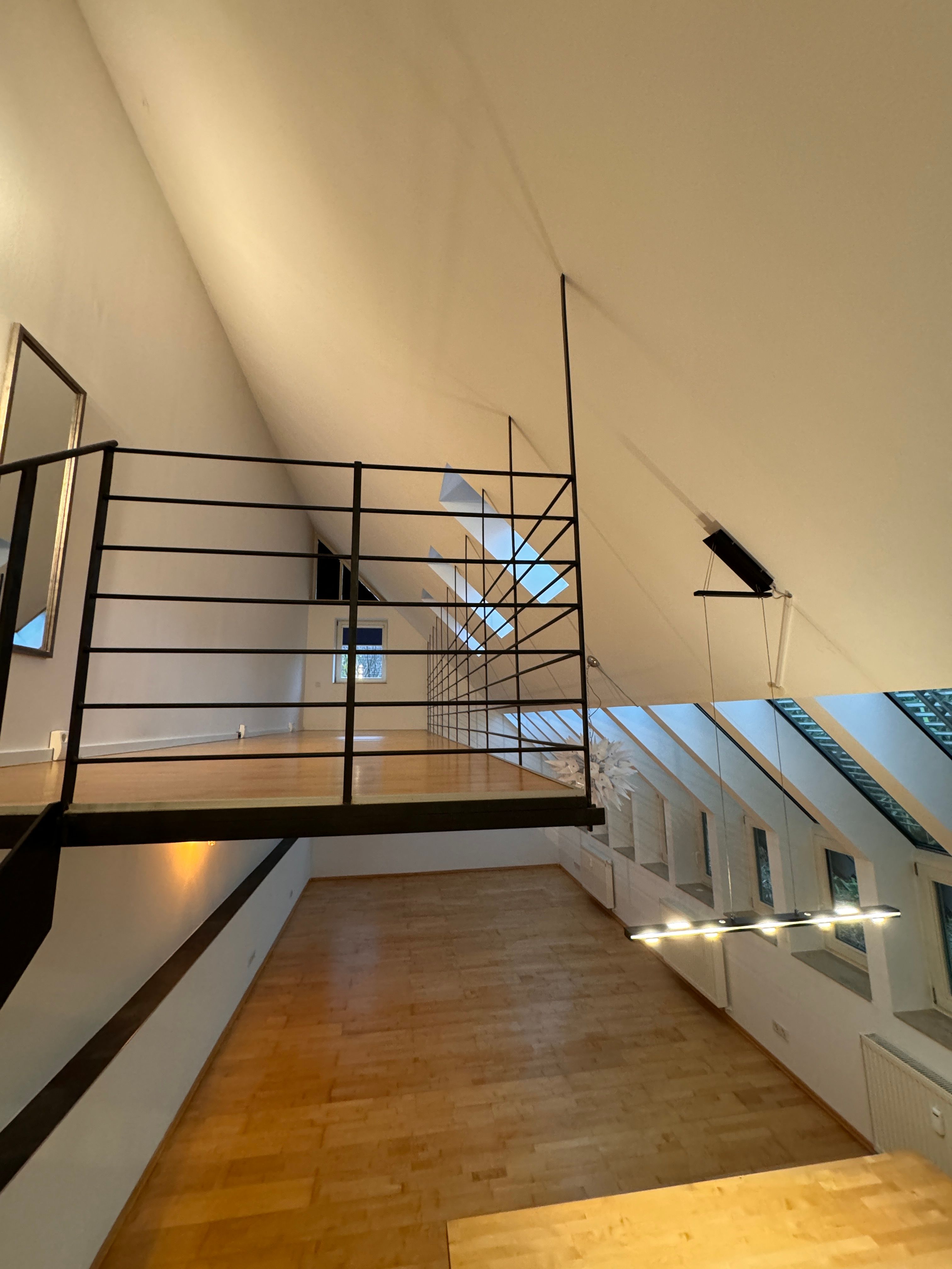 High-End Furnished Loft With Gallery, Private Garden & Carport - 26