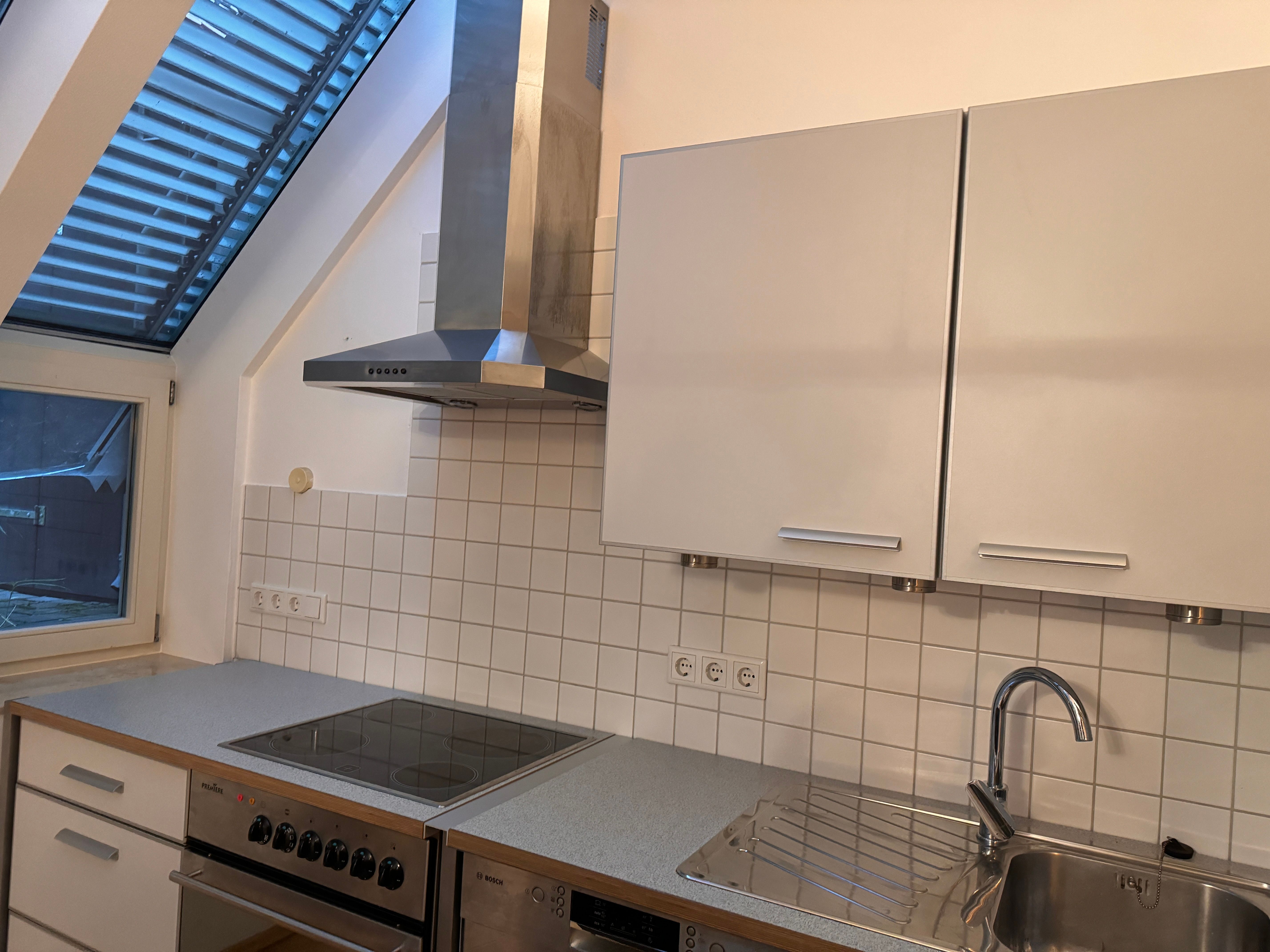 High-End Furnished Loft With Gallery, Private Garden & Carport - 23