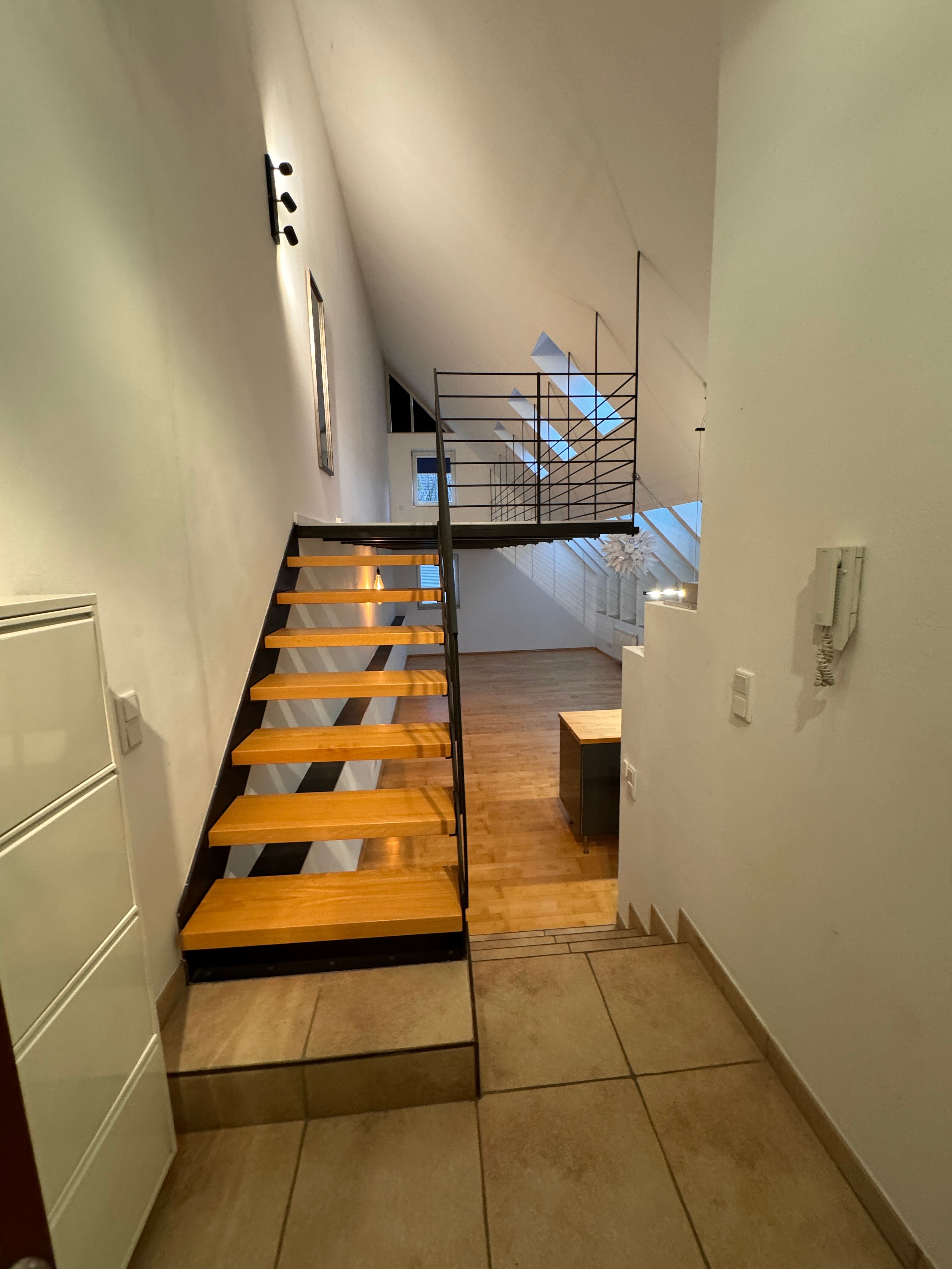 High-End Furnished Loft With Gallery, Private Garden & Carport - 17